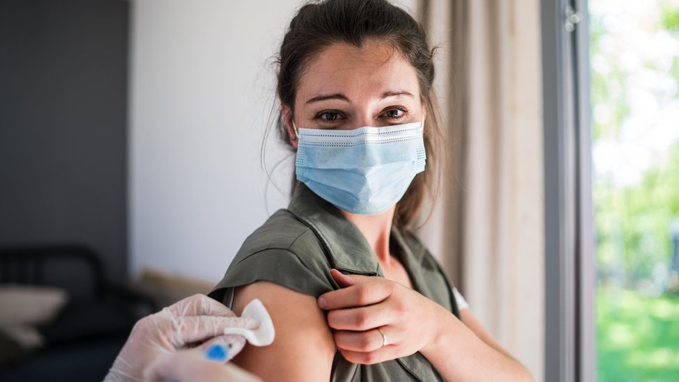 Las vacunas reducen el riesgo de Covid-19 de larga duración en un 50%