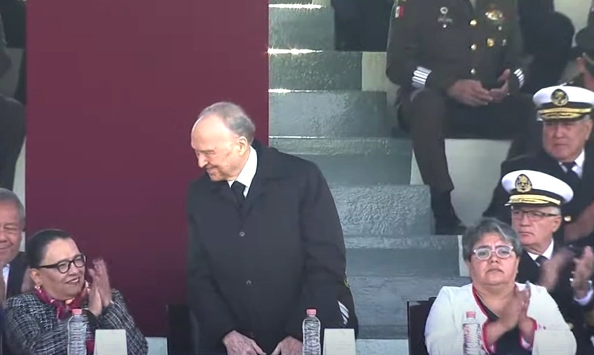 Fiscal Gertz Manero acompaña a AMLO en celebración por Día de la Bandera; se ausenta ministra Piña 