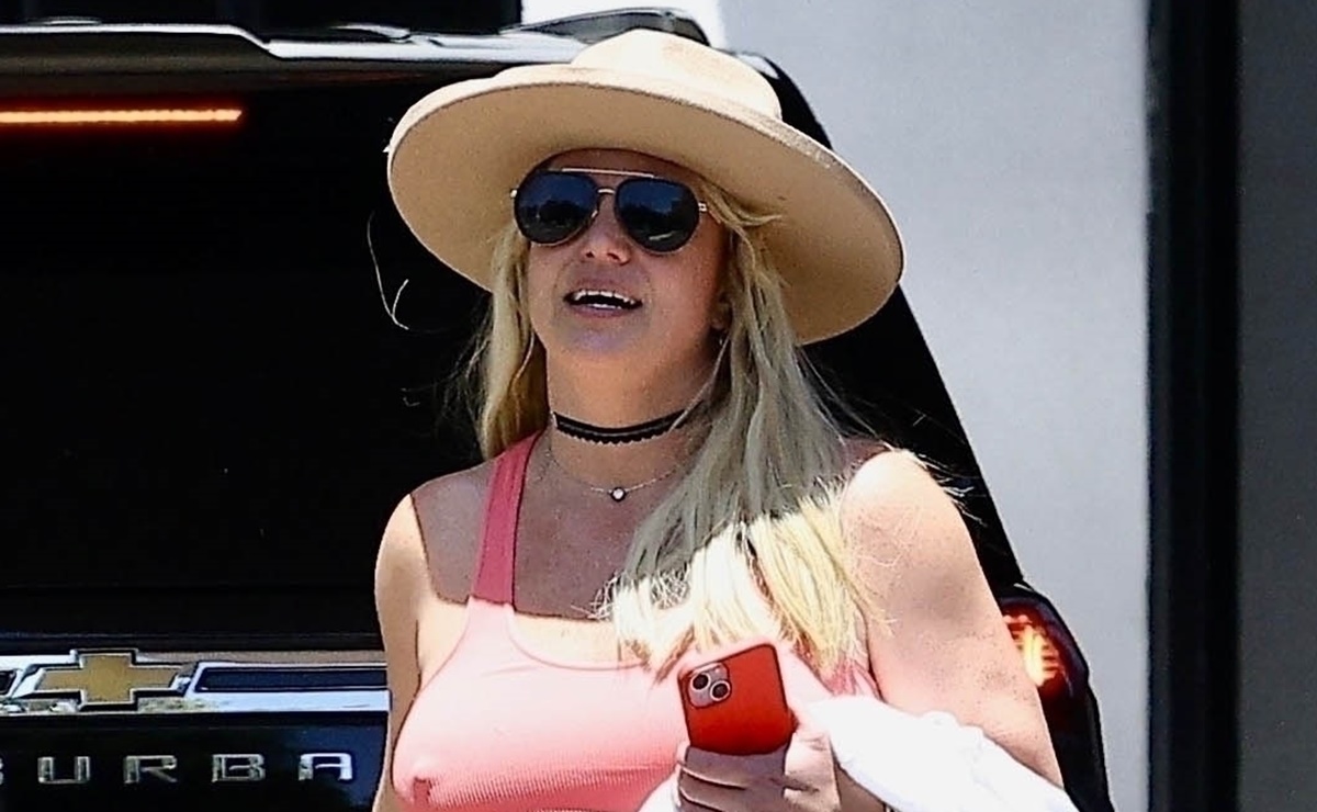 Britney Spears se luce con minivestido al estilo braless tras vacaciones en México