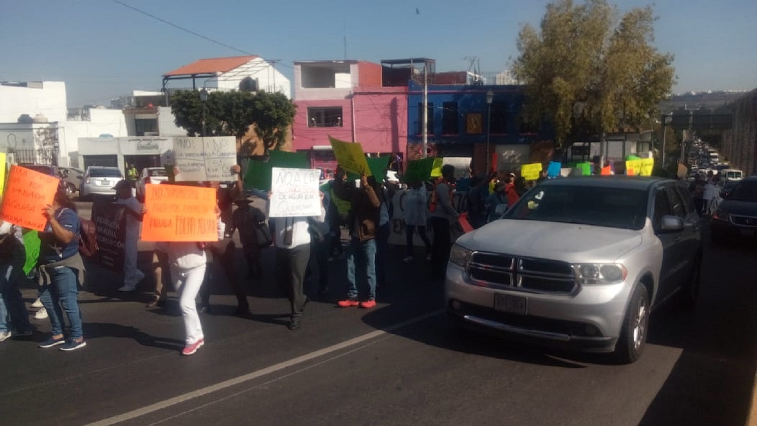 Manifestantes de La Pradera agreden a periodistas 