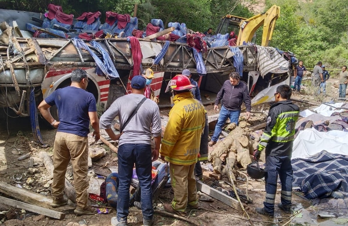 Estiman entre 26 y 27 muertos por volcadura de autobús de pasajeros en carretera Magdalena Peñasco, Oaxaca