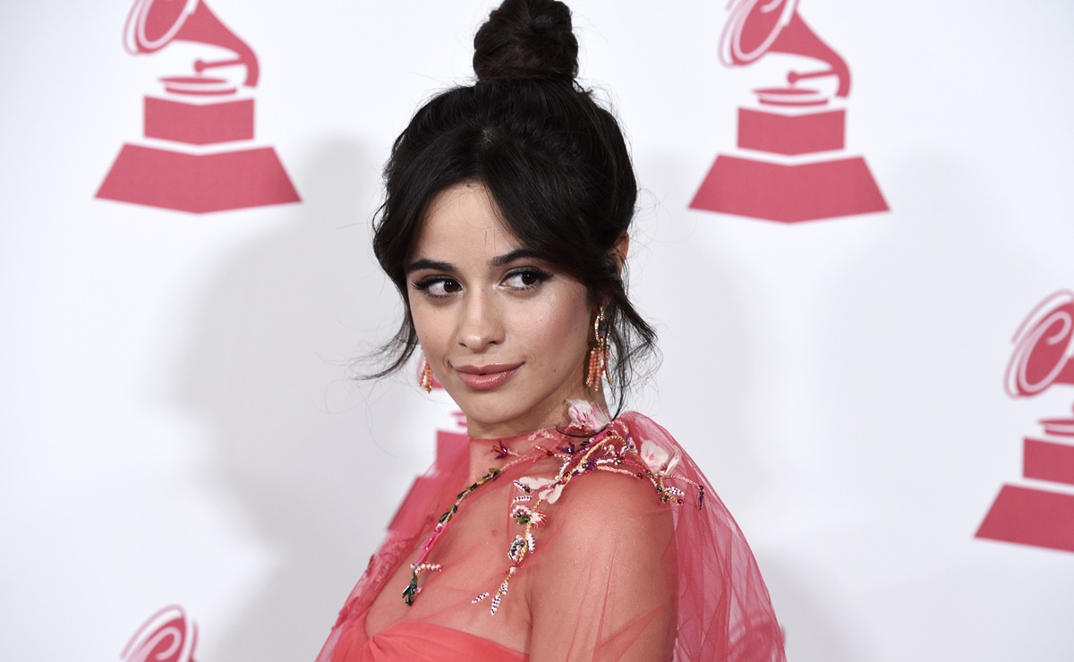 Camila Cabello usa el vestido lencero más hechizante en sesión fotográfica