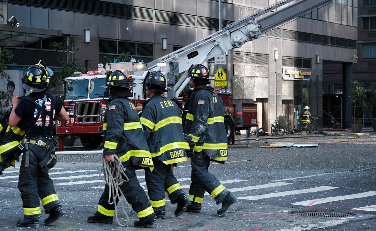 VIDEO: Transeúntes captan impactante momento en que una grúa en llamas se desploma en calles de NY