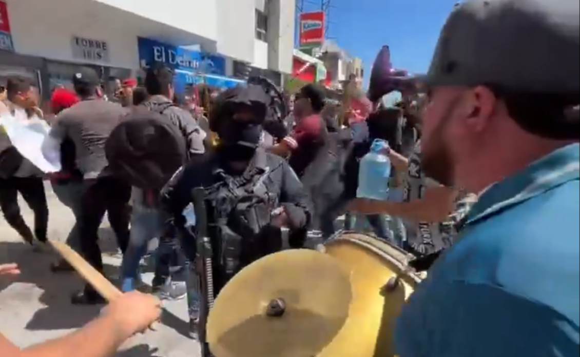 "Soy del mero Sinaloa, donde se rompen las olas"; músicos marchan en Mazatlán en favor de la música de banda