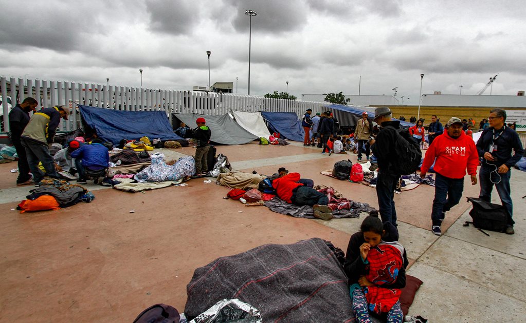 Migrantes de caravana empiezan a solicitar asilo en frontera con EU
