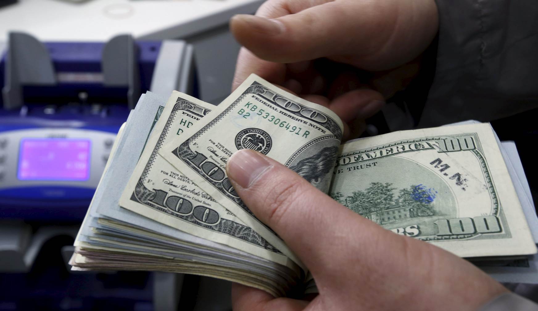 Dólar abre en 17.21 unidades, superpeso cerraría la semana con ganancias