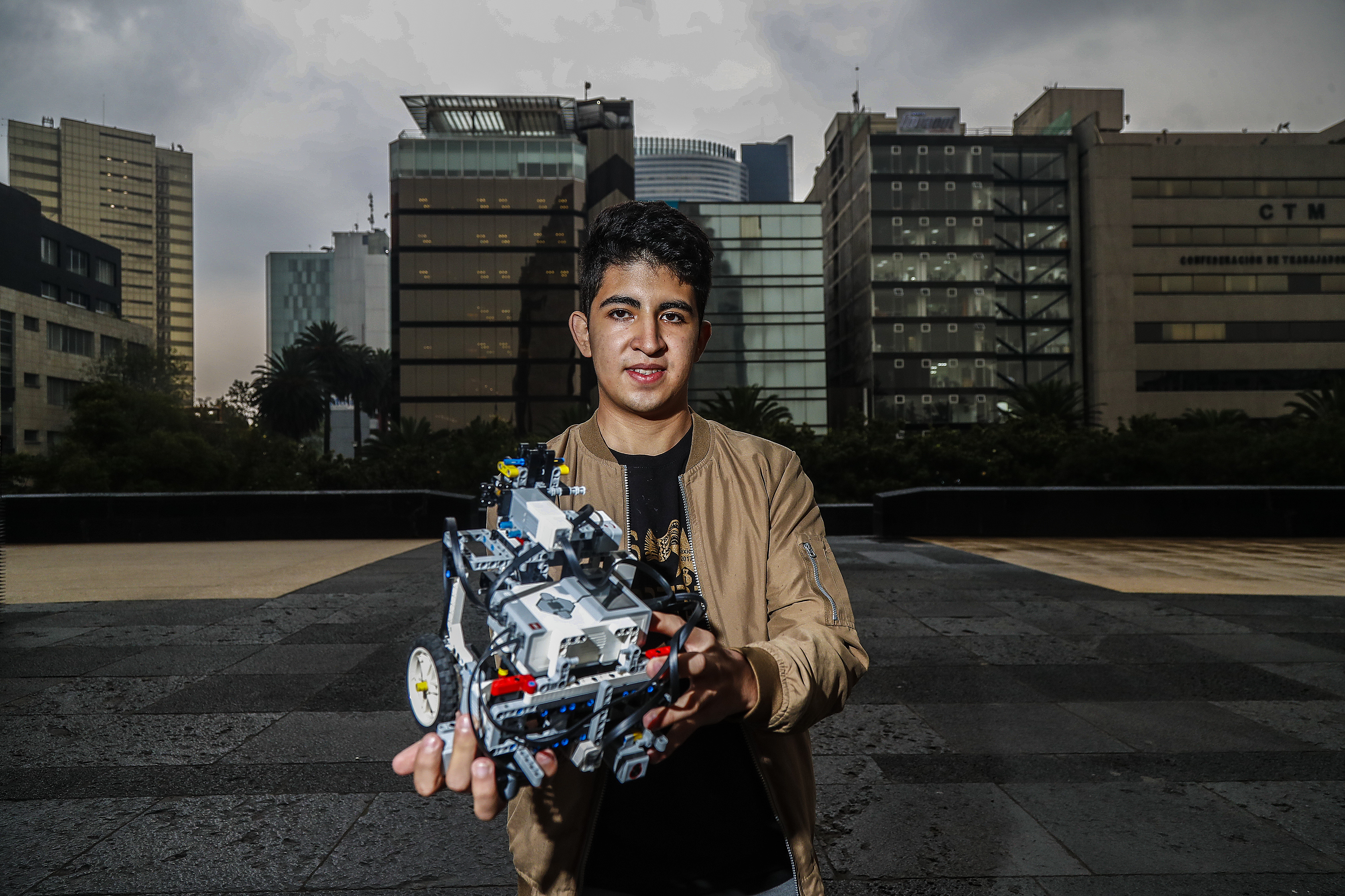 Joven de Xochimilco competirá en Olimpiada de Robótica en Tailandia