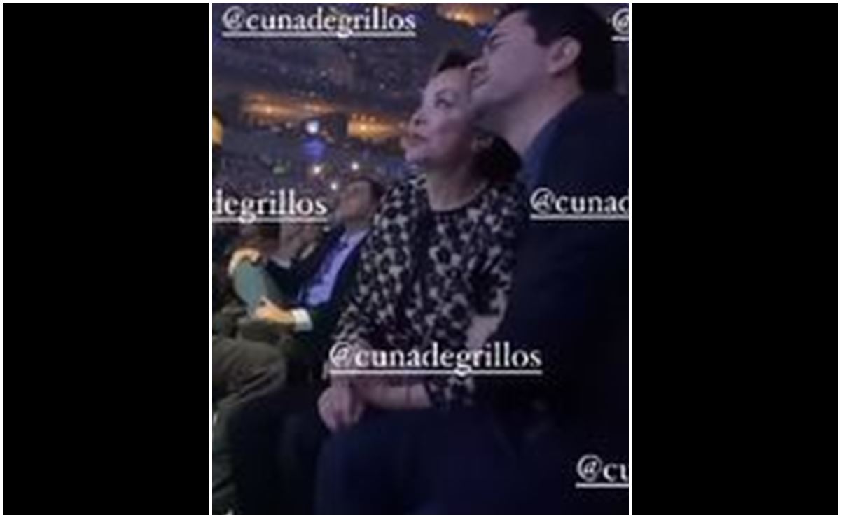 Video: Elba Esther y esposo, en primera fila en el concierto de Roberto Carlos