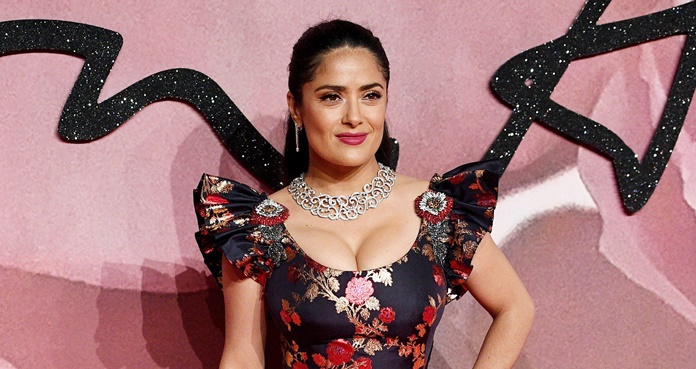 Salma Hayek se luce con traje de baño violeta en Instagram 