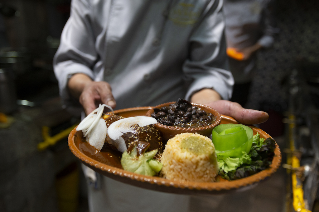 Al rescate de la gastronomía queretana; se prepara con garambullos, tantarrias y gusano de maguey