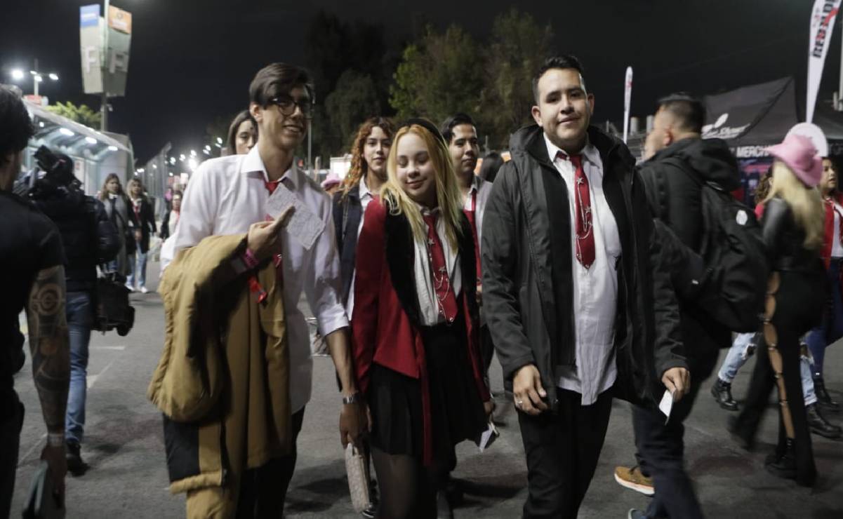 Corbatas, uniformes y estampas de estrellitas invaden el Foro Sol en el primer concierto de RBD en la CDMX