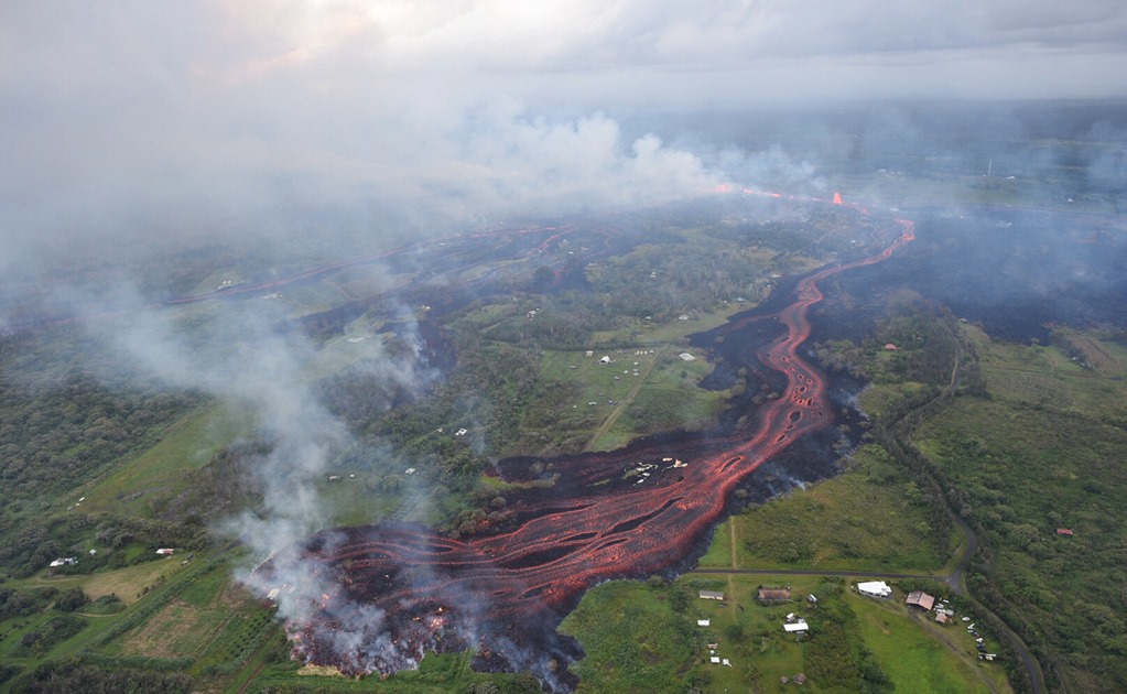 ​Lava del volcán de Hawai alcanza el Pacífico; hay un herido