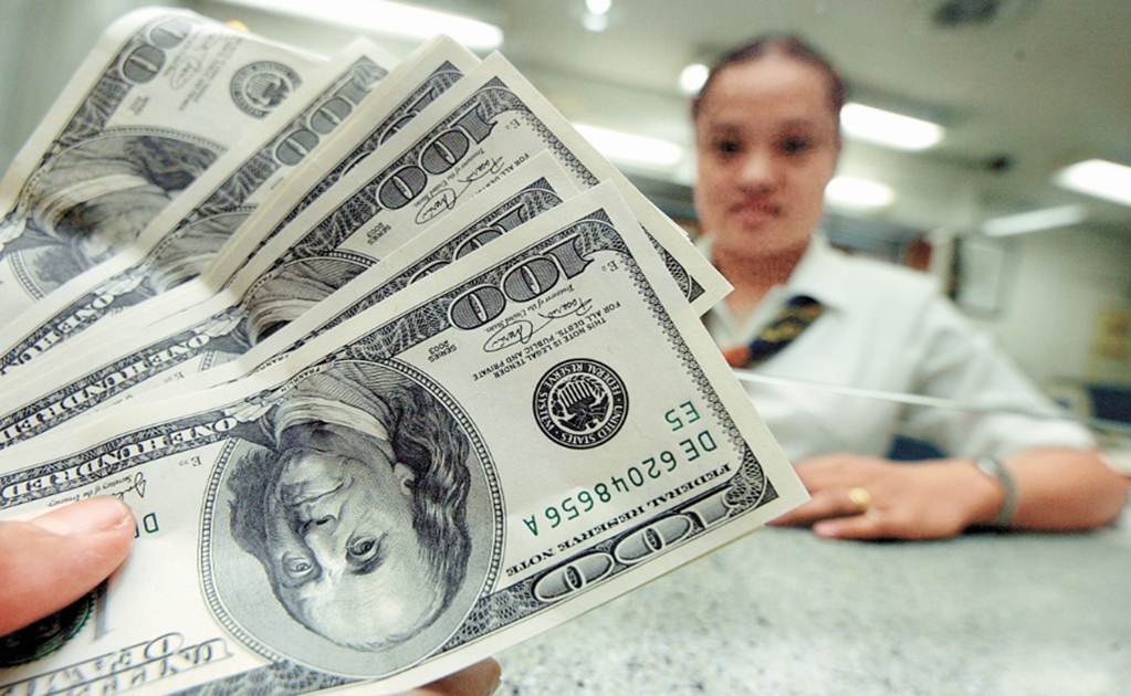 Precio del dólar: moneda abre la semana en 17.09 pesos al mayoreo