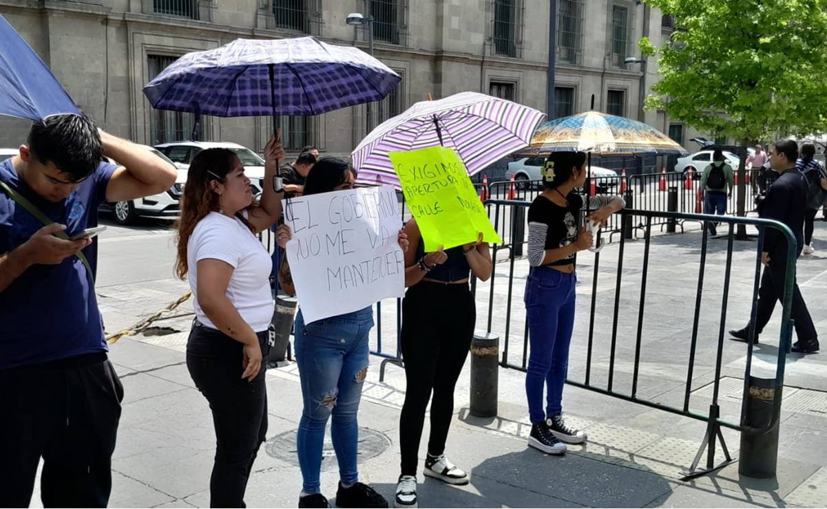 Previo a encuentro de AMLO con Sheinbaum, comerciantes cierran estacionamiento de Palacio Nacional