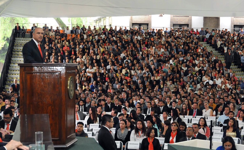 Felicita José Calzada a jóvenes graduados de la UDLA Puebla