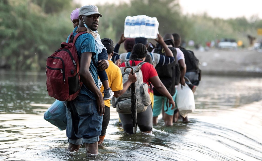 Decenas de haitianos en EU hacen filas para tomar el "autobús de la esperanza" hacia Miami