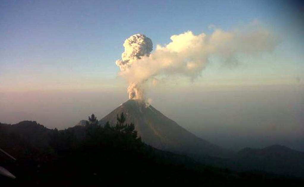 Volcán de Colima emite exhalación de dos km