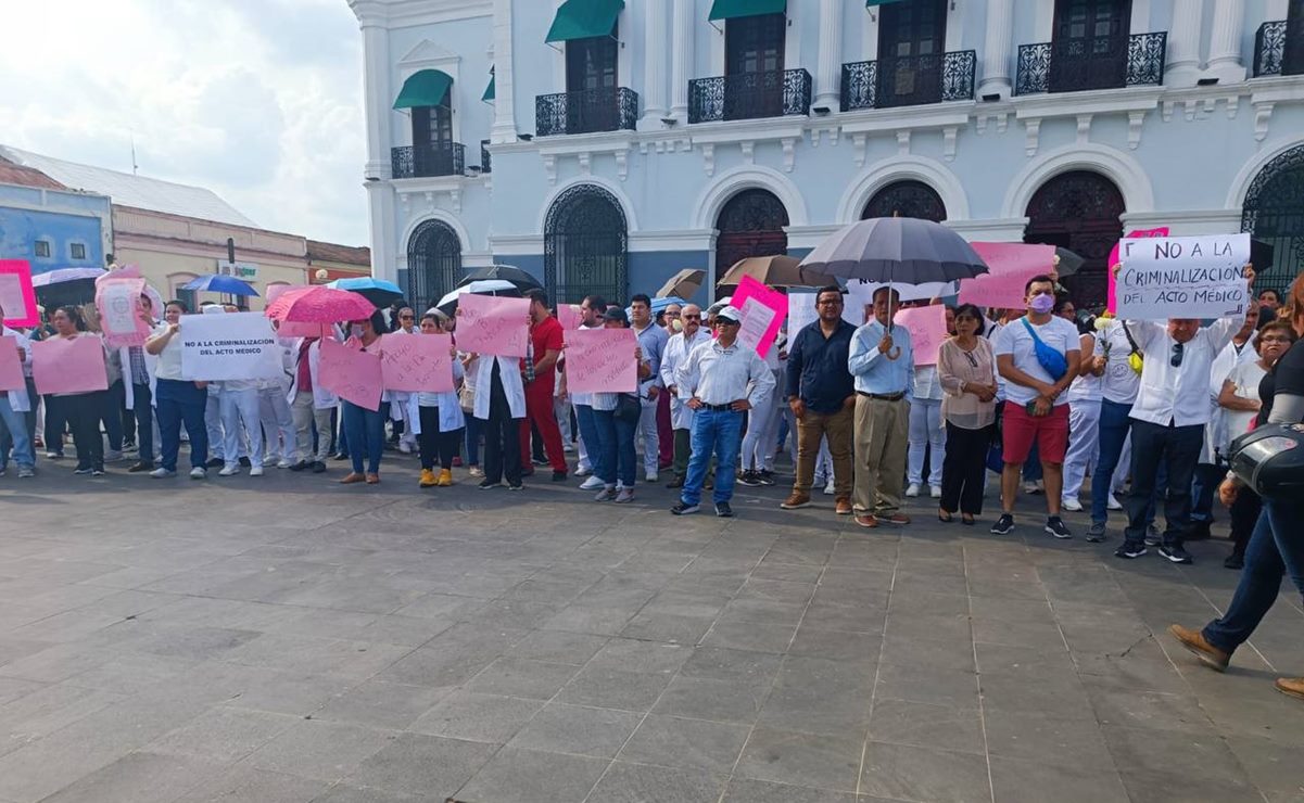 Trabajadores de la salud realizan marcha en Tabasco; exigen liberación de doctora acusada de homicidio de un bebé