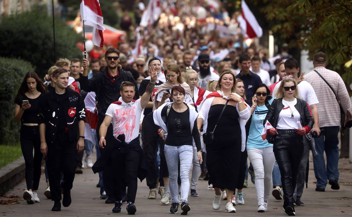 Miles salen a protestar en capital de Bielorrusia en medio de enorme despliegue policial