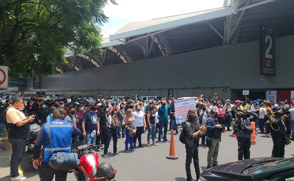 Expolicías federales bloquean acceso al AICM; piden reestructurar créditos de vivienda