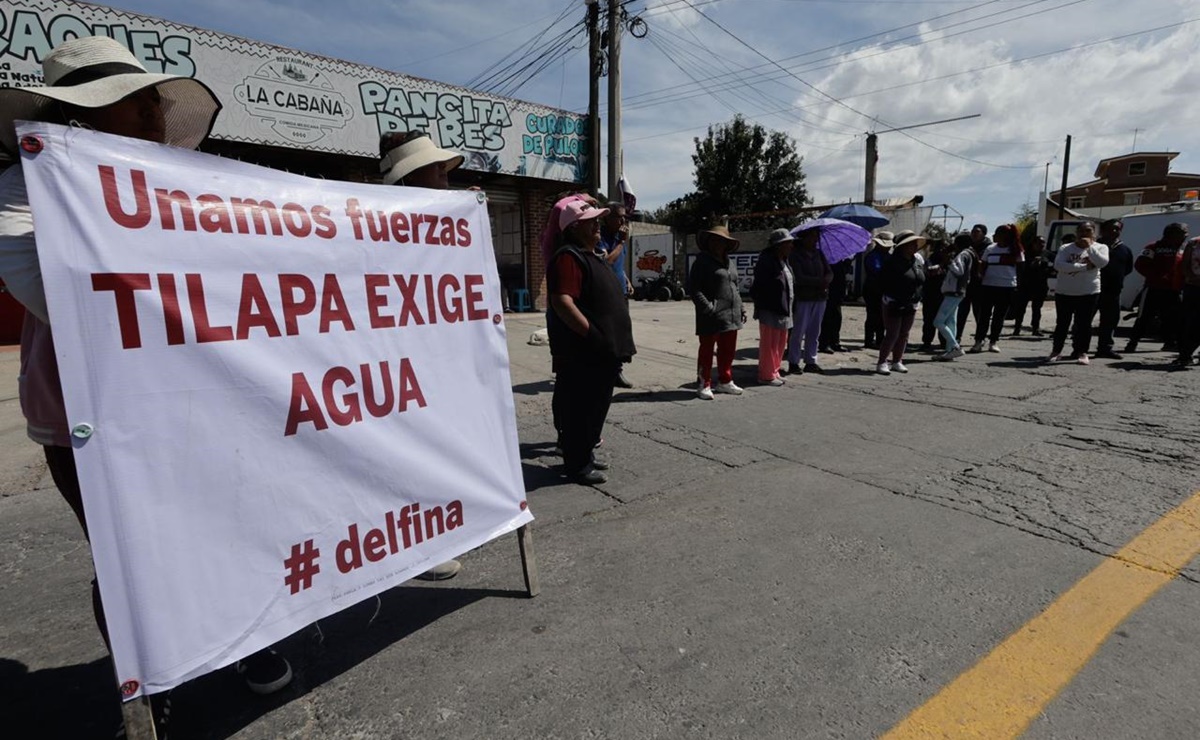 Bloquean carretera que comunica Tilapa hacia La Marquesa para exigir solución al desabasto de agua en Tianguistenco