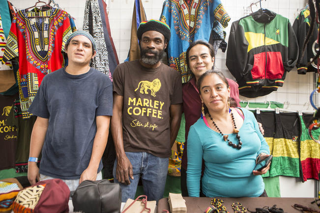 Con ropa, fotos y reggae Jamaica se hace presente