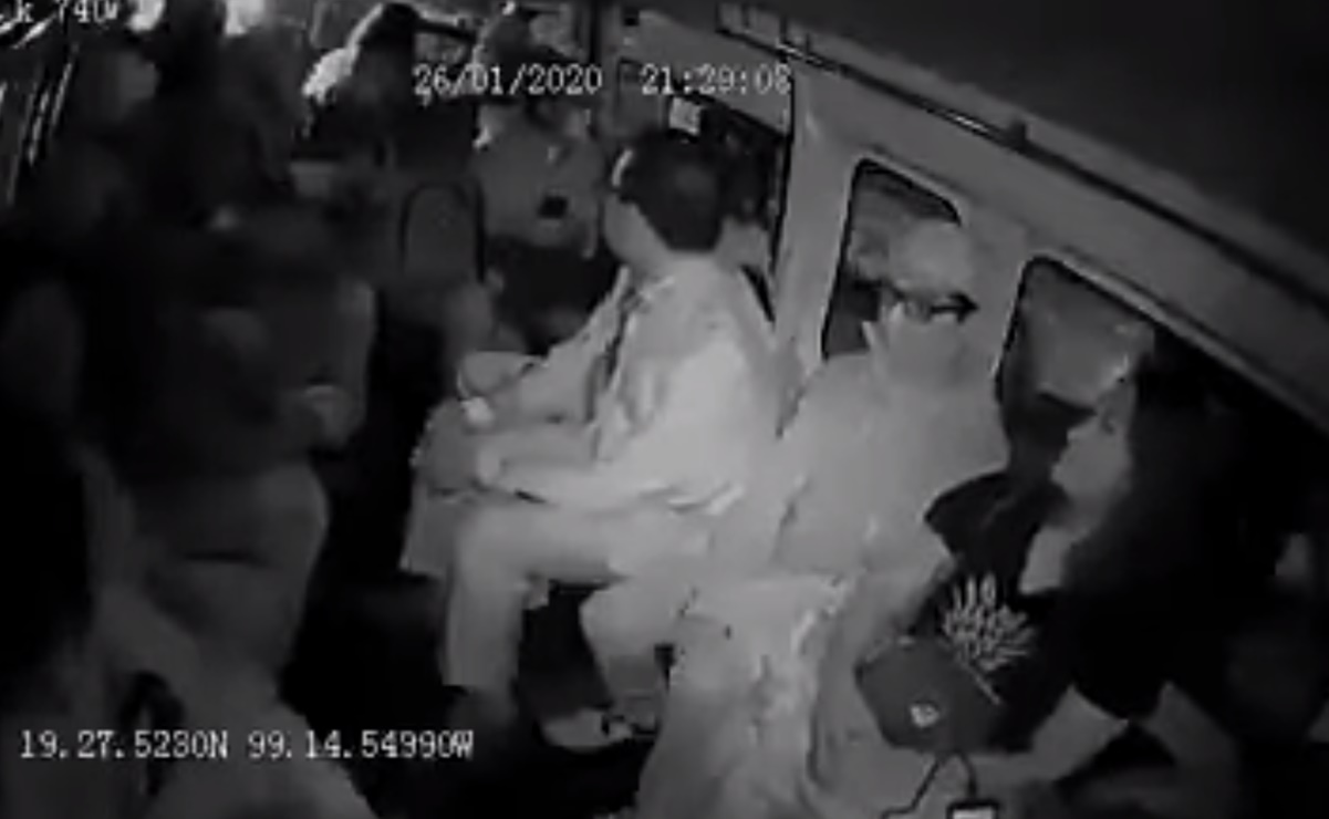 "Dame el celular chido", exige asaltante a pasajeros de combi