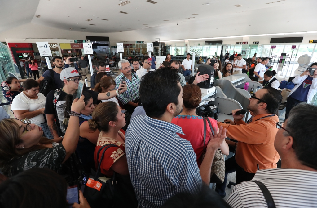 Más de 100 pasajeros llevan varados 21 horas en aeropuerto de Chiapas