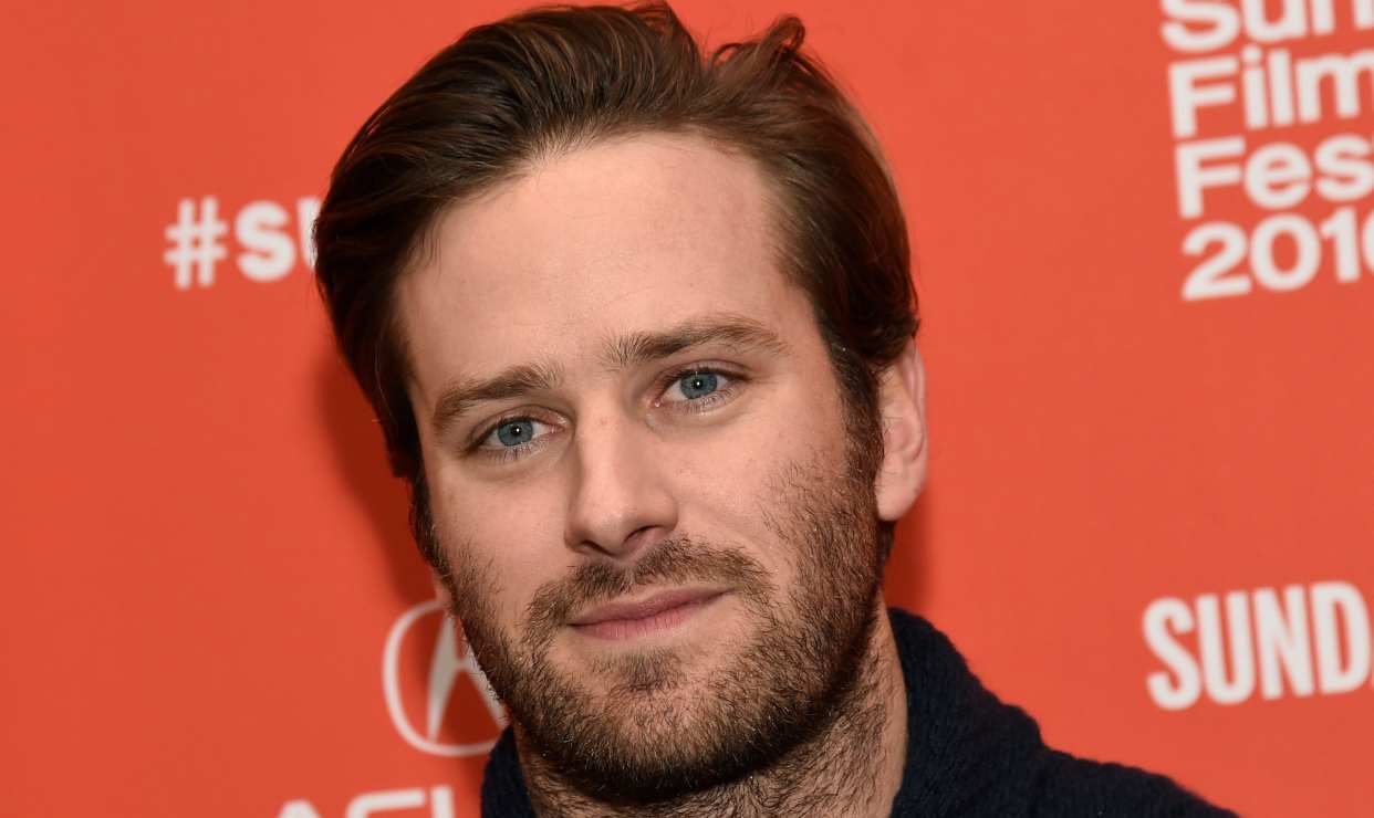 Armie Hammer, arruinado, sí vende tiempos compartidos en Islas Caimán