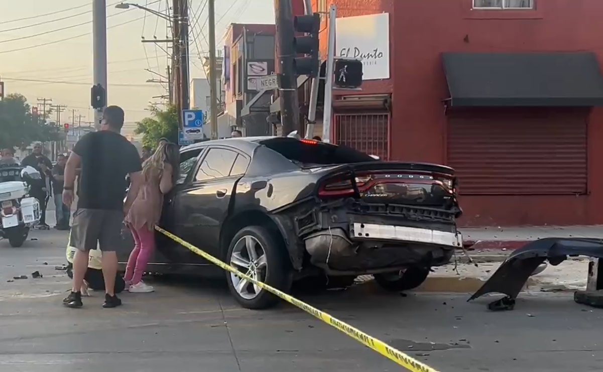 “¡Reacciona por favor!”: Mujer grita de dolor al descubrir que su hijo murió tras choque en Tijuana
