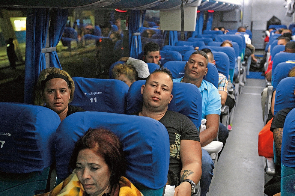 Costa Rica y México pactan vuelos para cubanos varados