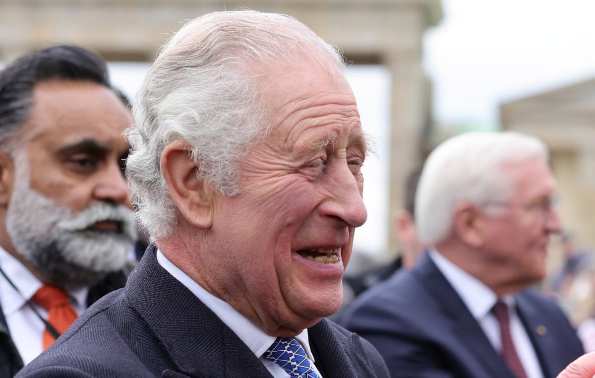 Intentan investir al rey Carlos III con una corona de Burger King, en Alemania