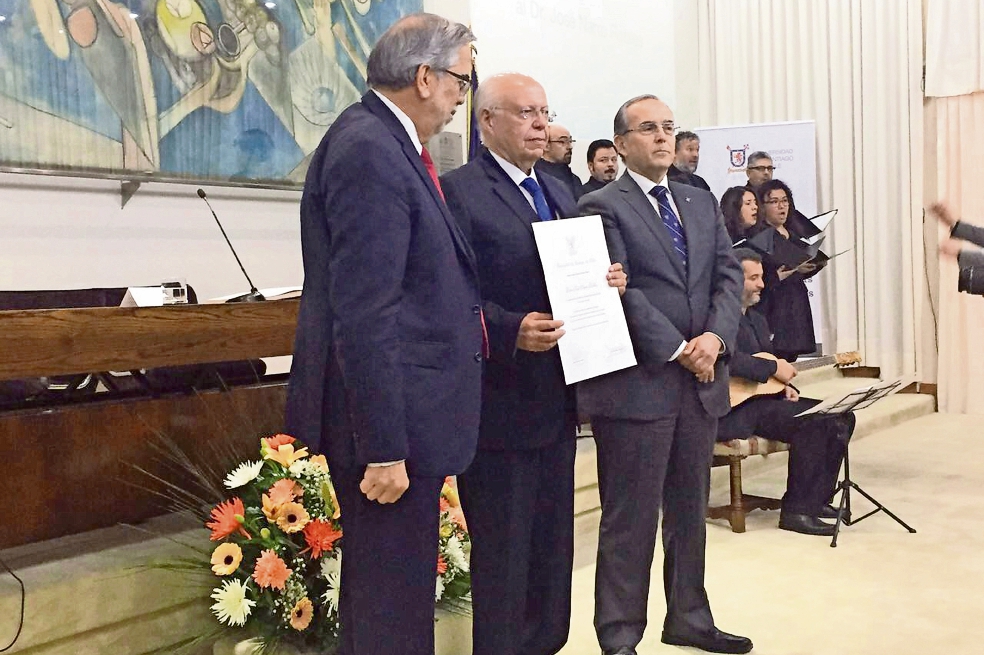 Entregan doctorado "honoris causa" a José Narro en Chile