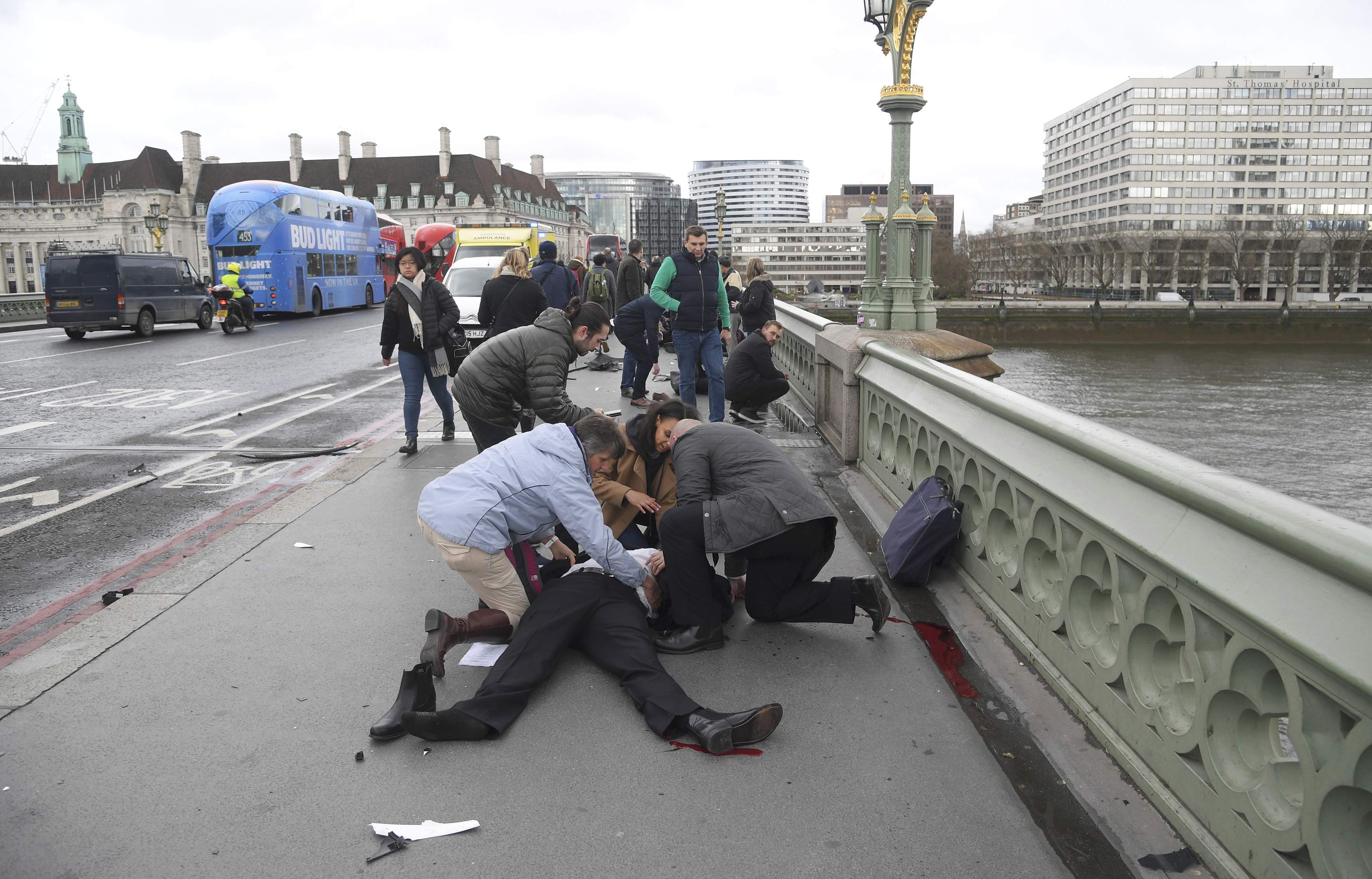 "Terrorismo", incidente afuera del Parlamento británico, dice la Policía