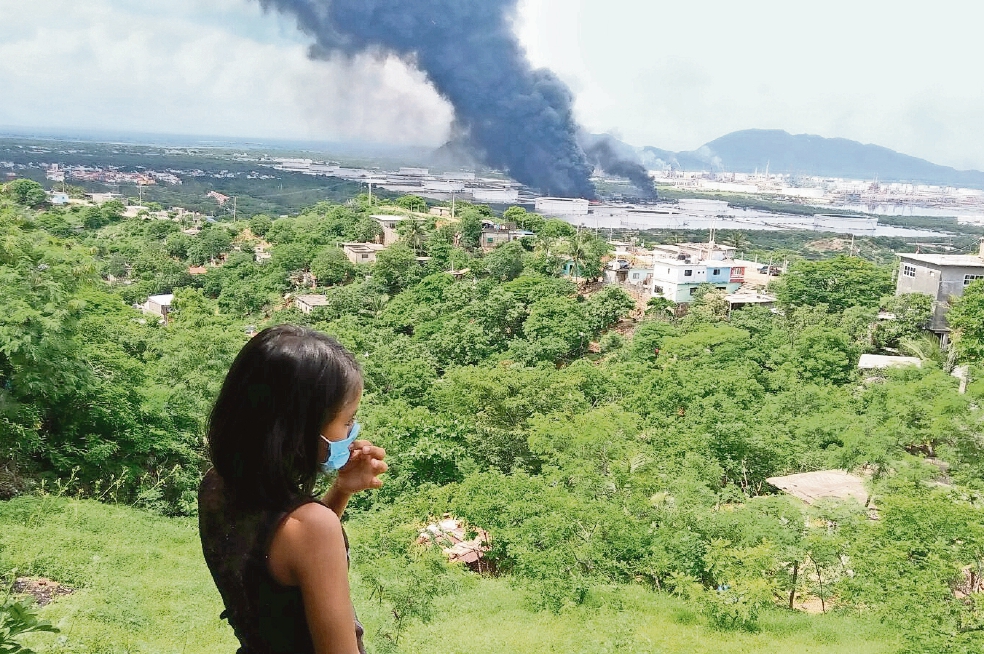 Fuego en refinería de Salina Cruz no cede 