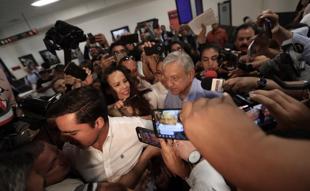 AMLO confronta a la prensa en Mexicali; dice no a entrevistas "banqueteras"