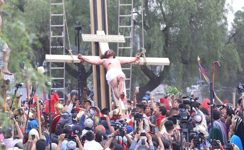 Finaliza crucifixión de Cristo en Iztapalapa 