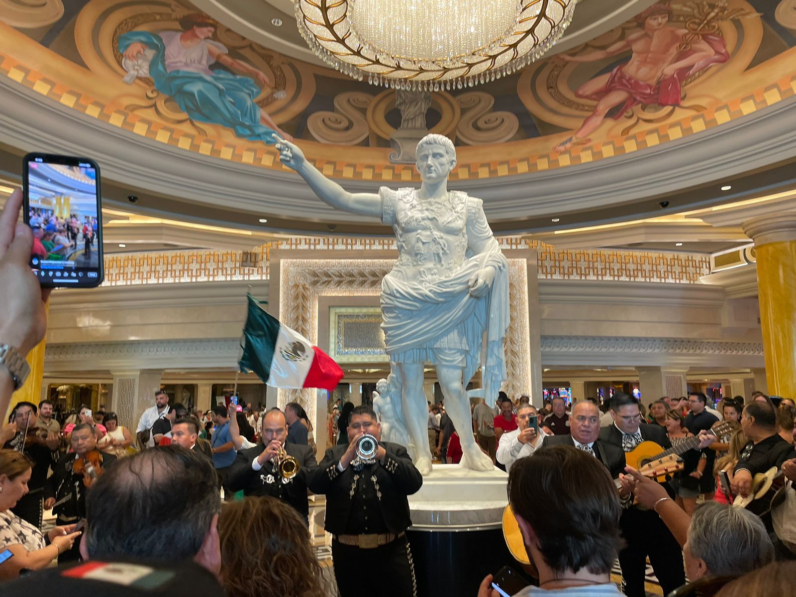 Fiesta tricolor en Las Vegas: mexicanos toman el Strip y Alejandro Fernández da ‘El Grito’ en concierto