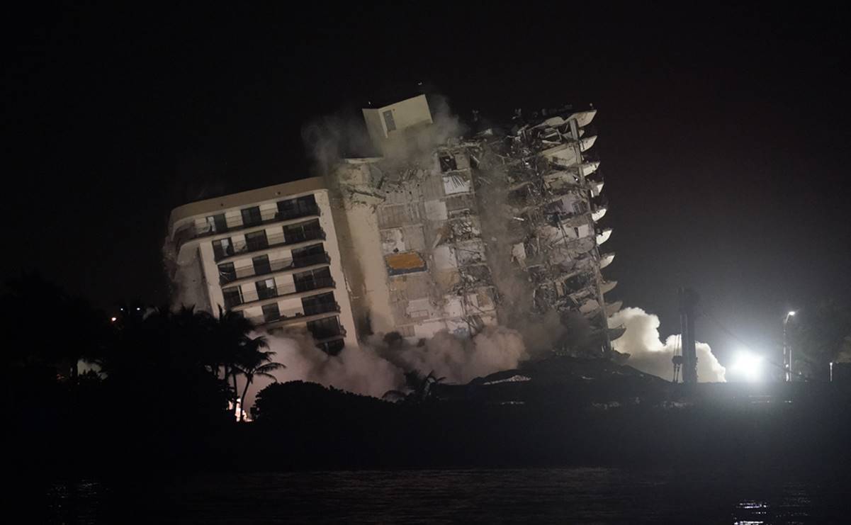 Con explosivos, derriban parte restante de edificio desplomado en Miami