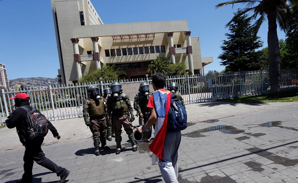 Evacúan el Congreso de Chile por disturbios en los alrededores del lugar