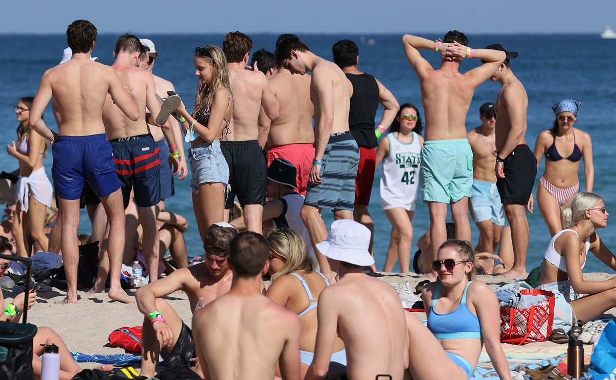 Spring breakers abarrotan playas de Florida pese a pandemia 