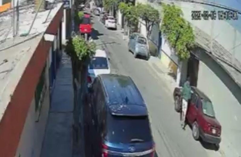 Video. A plena luz del día, se robaron un Tsuru en Querétaro
