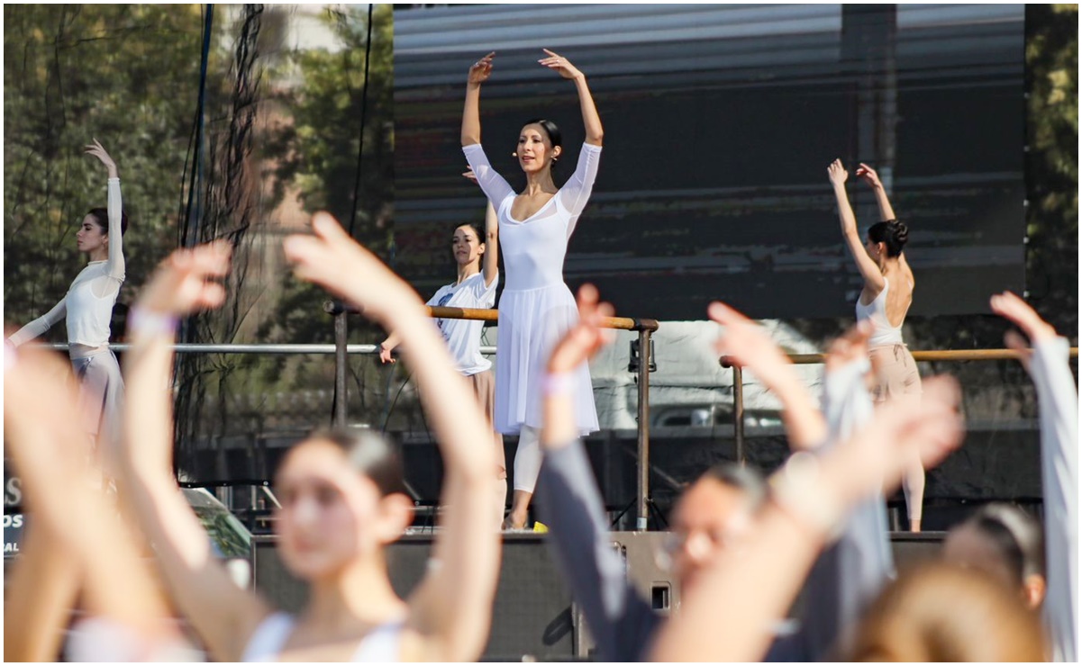VIDEO: Así se vivió la clase masiva de ballet en el Zócalo de la CDMX