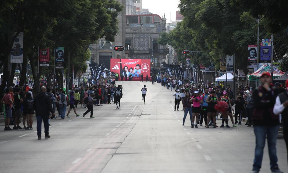 Felicita Batres a los ganadores del Maratón; corredor boliviano se lleva 1 millón 100 mil pesos