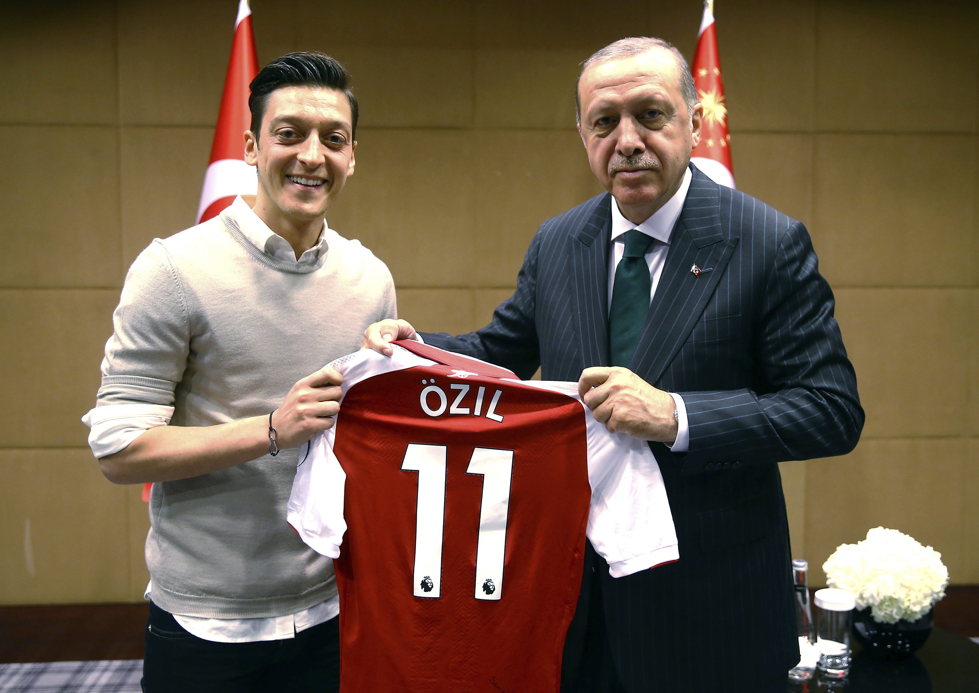 Presidente turco reprueba los actos racistas en contra de Özil