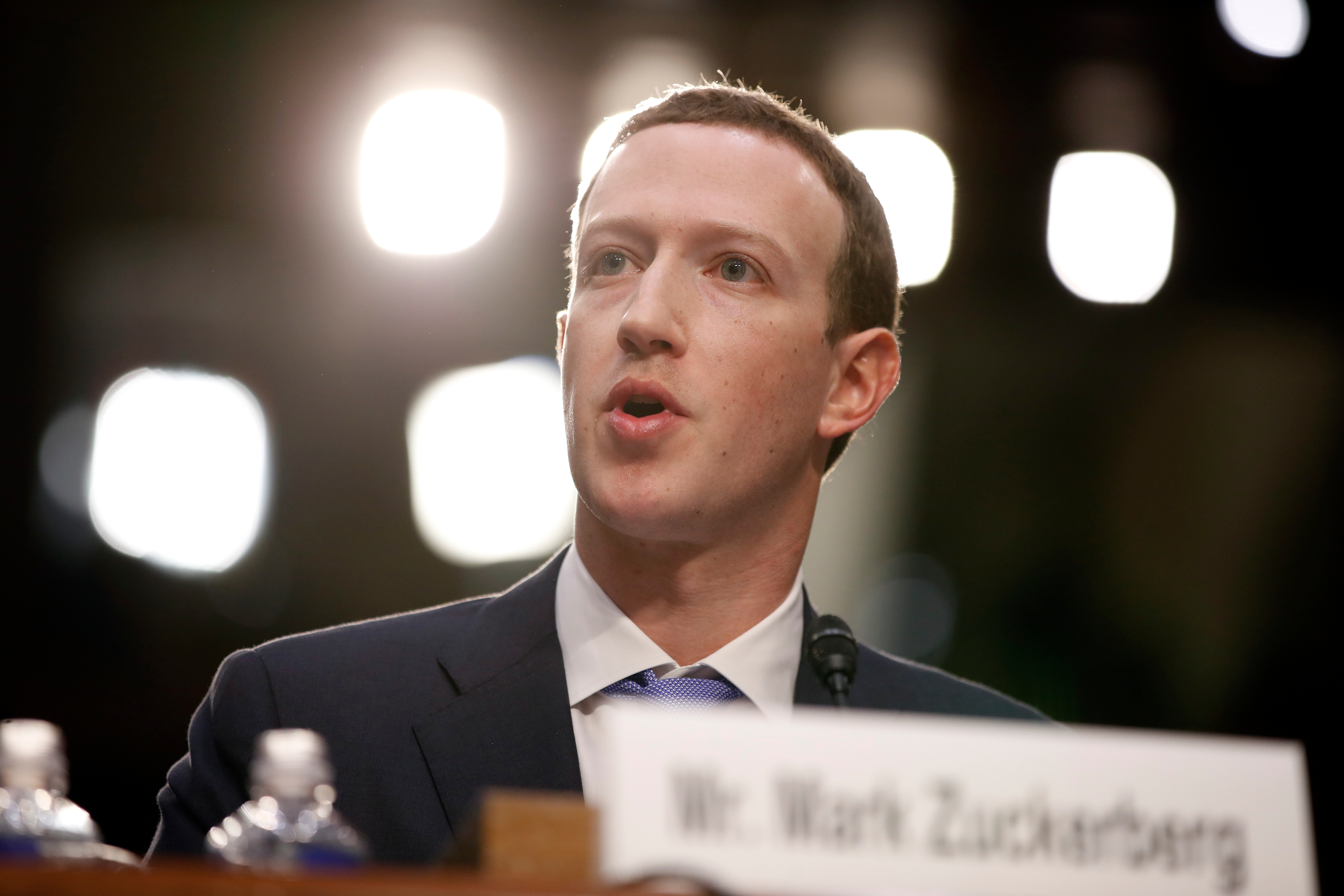 Parlamento británico vuelve a citar a Zuckerberg; si no se presenta, será "obligado"