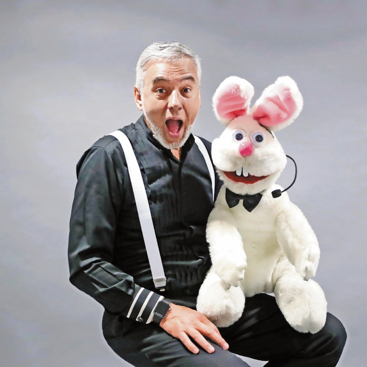 Frank y el conejo Blas hacen magia con los niños
