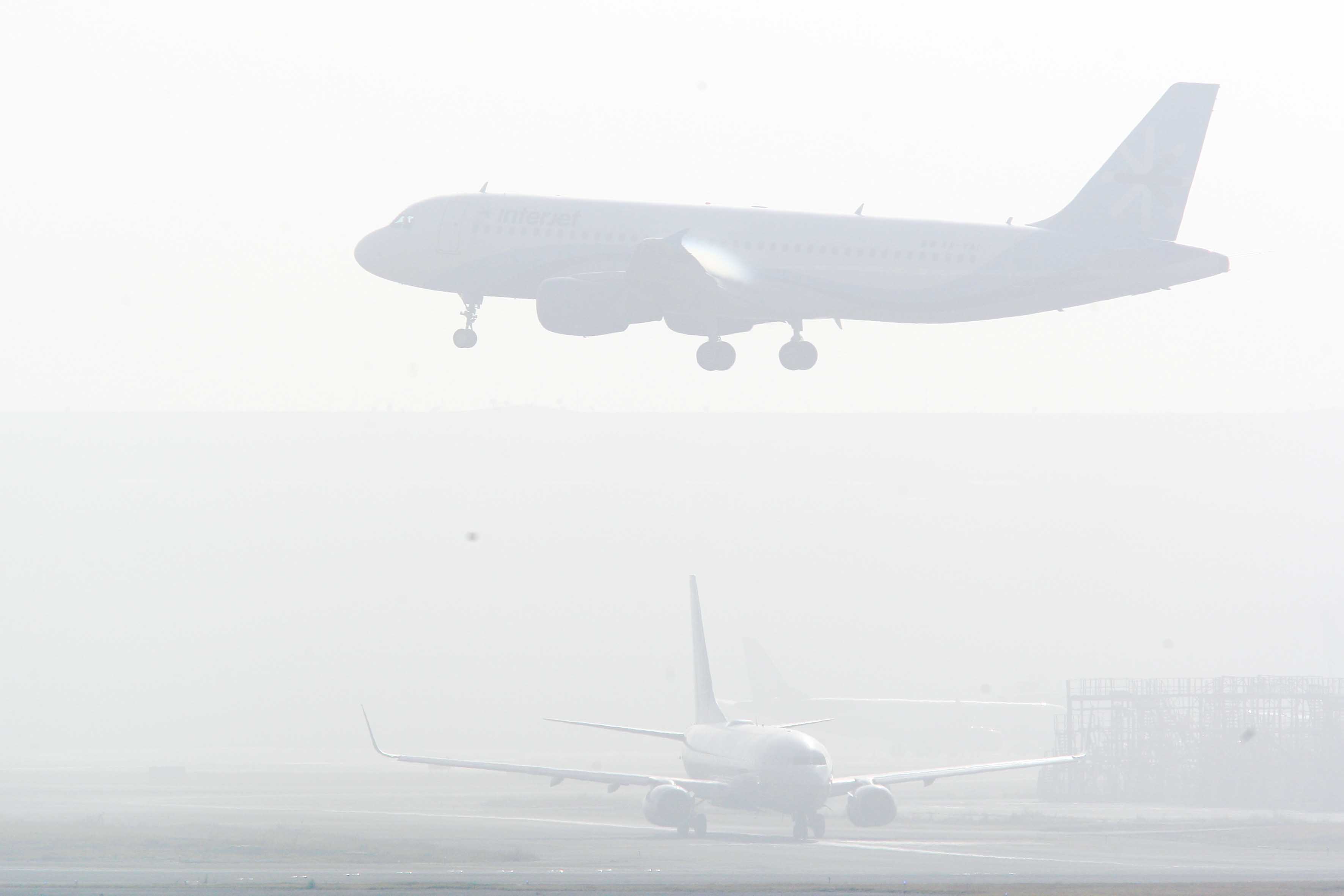 AICM reanuda operaciones de despegue y aterrizaje tras banco de niebla