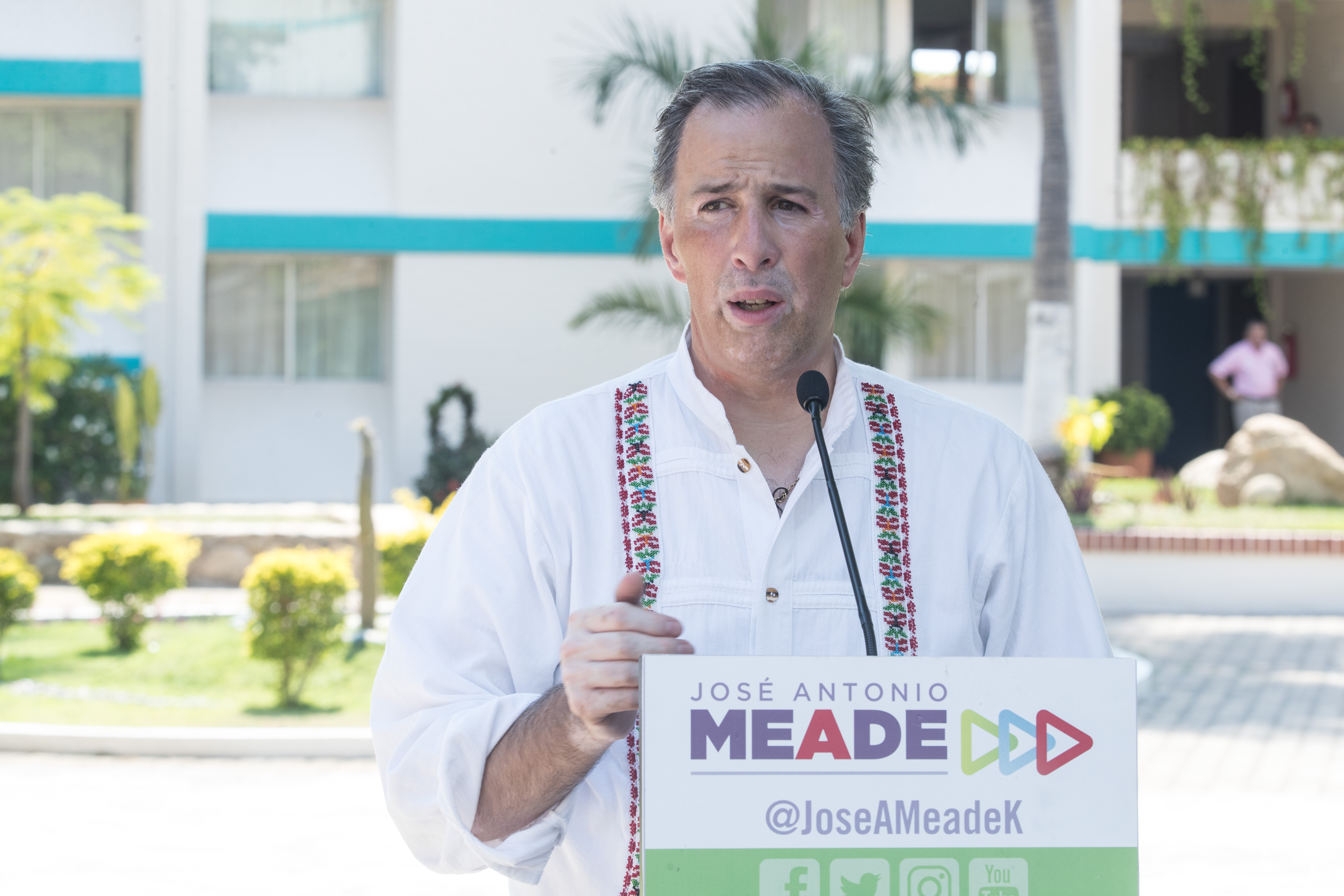 José Antonio Meade promete capacitar y pagar bien a los maestros