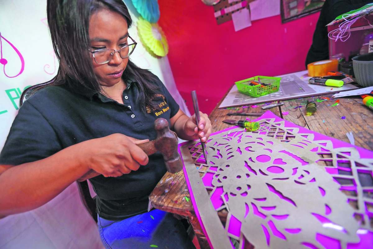 Dan aliento al papel picado artesanal